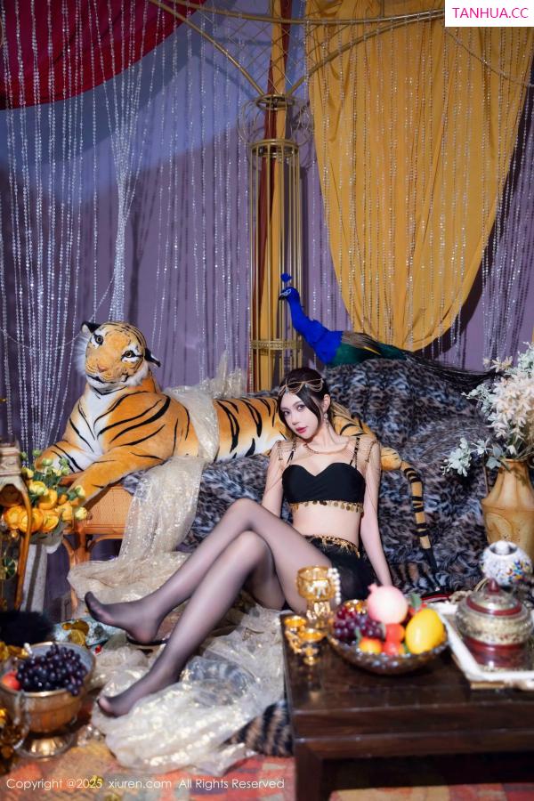 綺裡嘉 绮里嘉 [XiuRen]高清写真图 2025.03.14 No.10018 绮里嘉ula 黑丝美腿第24张图片